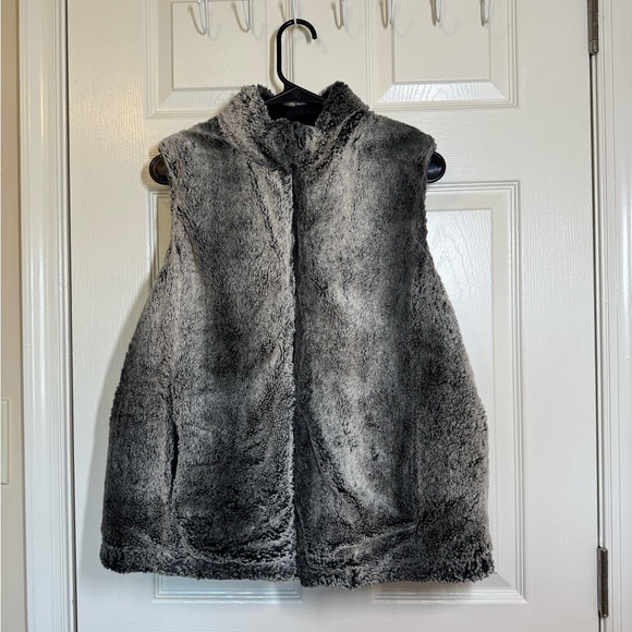 Double-Sided Black Quilted Vest with Button Details - Picture 5 of 7